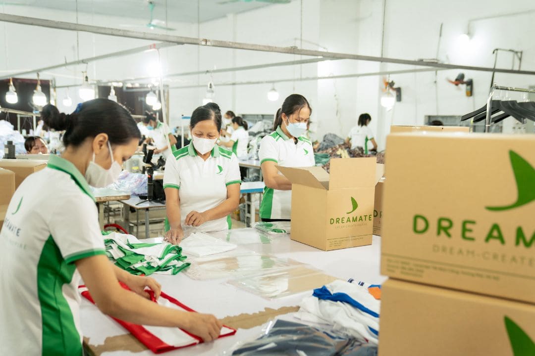 top-dong-phuc-quan-lau-re-dep-nam-2025-may-in-theu-mien-phi-23.jpg (76 KB)