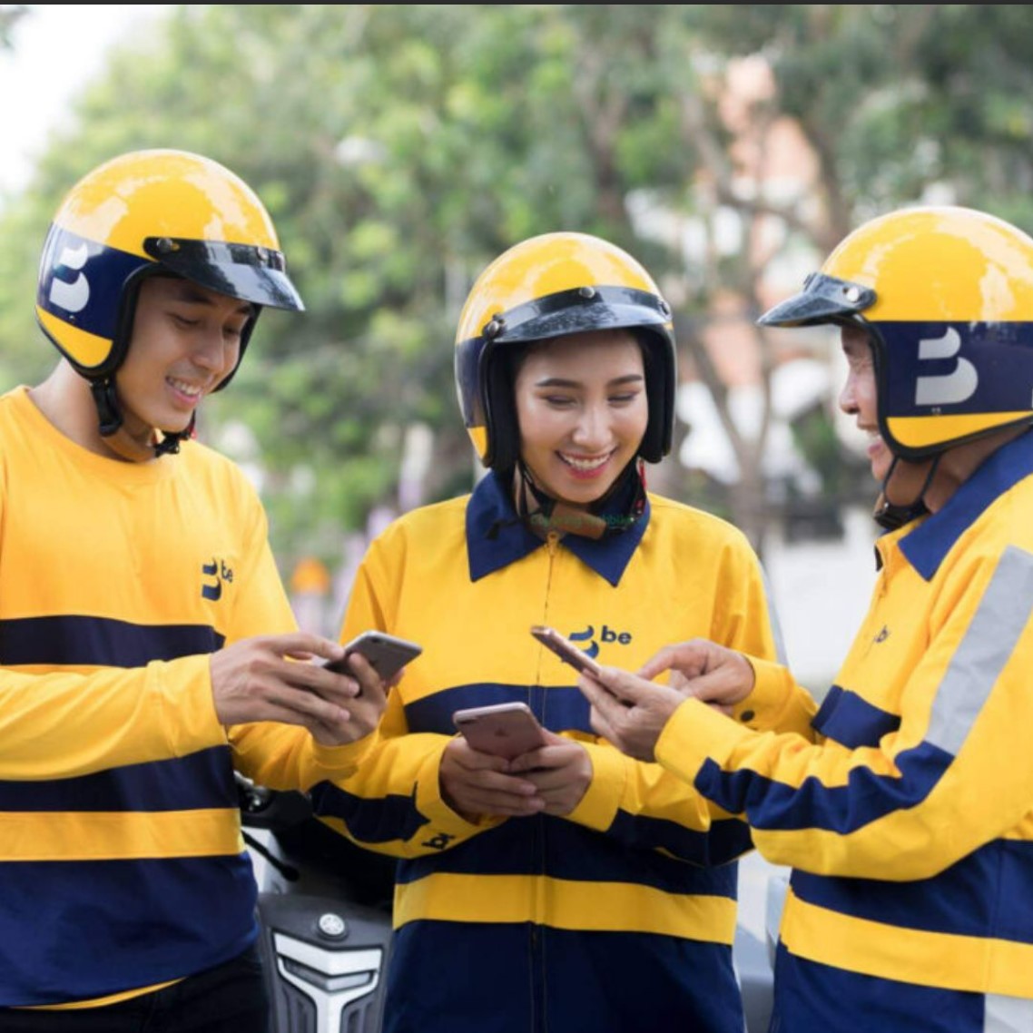 Mẫu áo khoác đồng phục màu vàng nổi bật